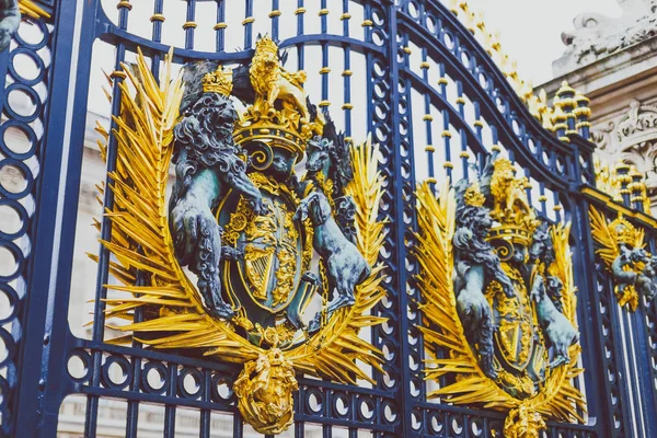 Detalle de las puertas fuera del Palacio de Buckingham — Foto de Stock