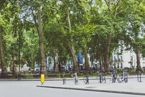 Berkeley Square park London belvárosában, a kerékpárok parkolt nex — Stock Fotó