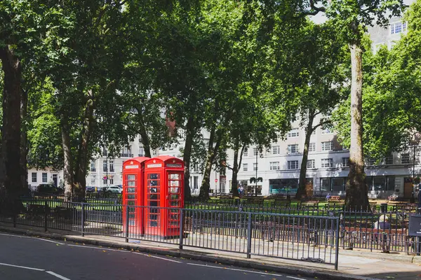 Teléfono rojo en Berkeley Square en Mayfair, una zona rica de — Foto de Stock
