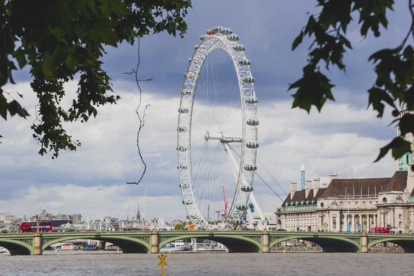 Vista delle iconiche ruote panoramiche London Eye visto dal sono — Foto Stock