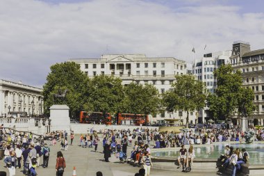 Londra şehir merkezindeki Trafalgar Meydanı görünümü