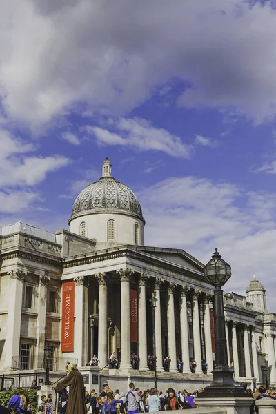 Blick auf die Nationalgalerie am Trafalgar Square in London — Stockfoto