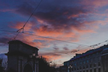 Gün batımında Stephen's Green park girişinde kemer