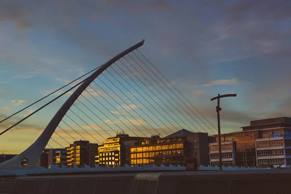 Nézd a naplementét, Dublin Dockl Samuel Beckett hárfa híd — Stock Fotó