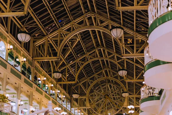 Innenausbau des grünen Einkaufszentrums in Dublin — Stockfoto