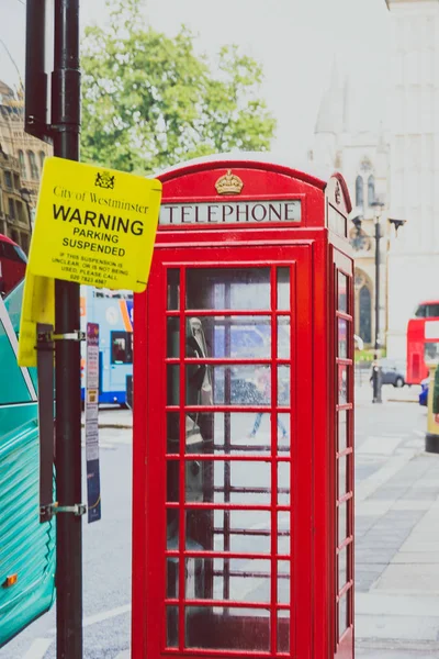 Cabina de teléfono rojo con bokeh calle en el centro de Londres — Foto de Stock