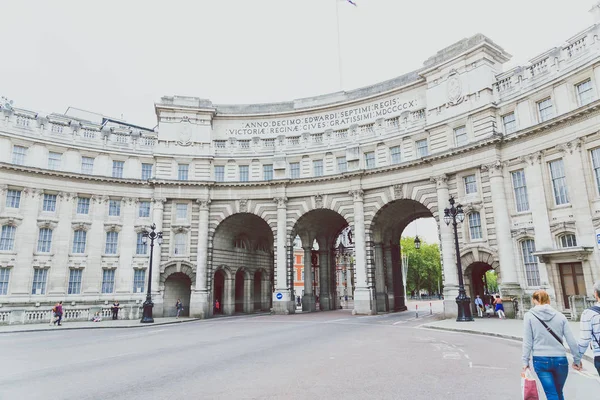 El Arco del Almirantazgo y la entrada a The Malll en el centro de Londres — Foto de Stock