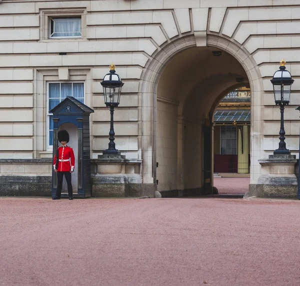 Guardia de la Reina de pie fuera del Palacio de Buckingham — Foto de Stock