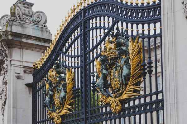 Detalle de las puertas fuera del Palacio de Buckingham — Foto de Stock