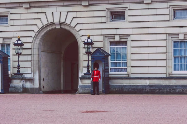 Guardia de la Reina de pie fuera del Palacio de Buckingham — Foto de Stock