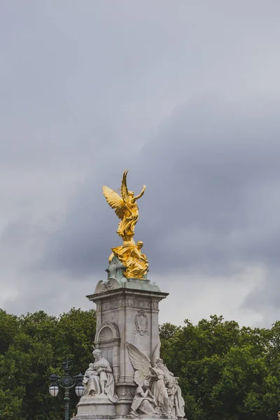 Mémorial de Victoria devant le palais de Buckingham — Photo