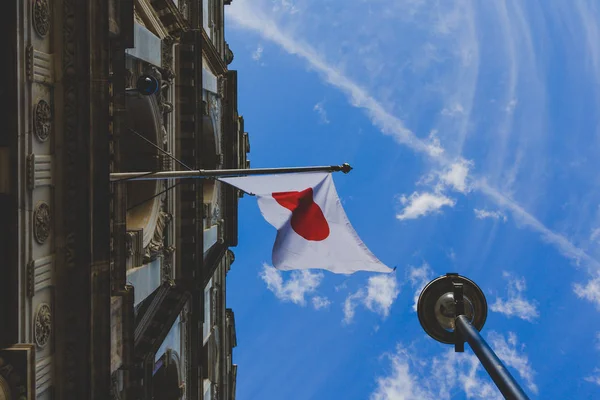 Bandera japonesa ondeando desde un edificio en el centro de Londres —  Fotos de Stock