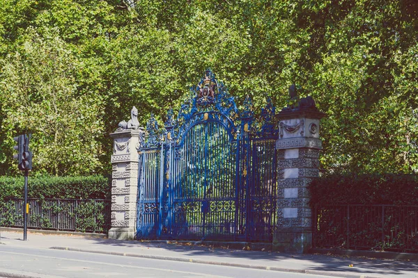 Detalle de las puertas de Green Park en el centro de Londres — Foto de Stock