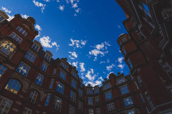 Außenfassade des st ermin 's hotel im Zentrum Londons — Stockfoto