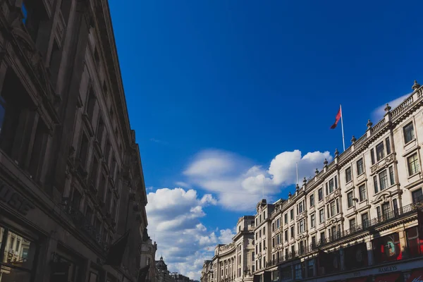 Detail na Regent Street v centru Londýna pod zářivé nebe — Stock fotografie