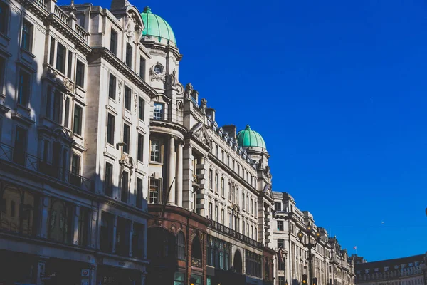 Regent Street canlı bir gökyüzü altında merkezi Londra'da detay — Stok fotoğraf