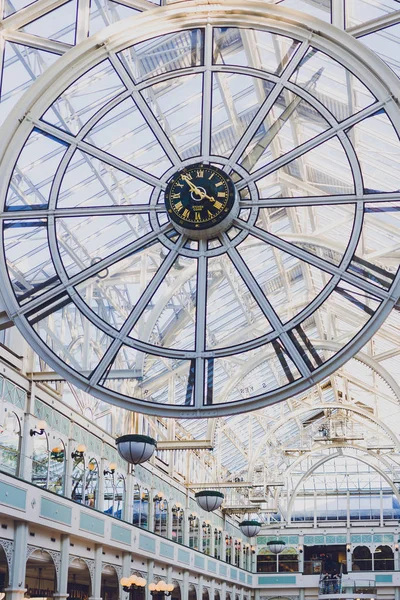 더블린에 있는 Stephen의 녹색 쇼핑 센터의 내부 시계 — 스톡 사진
