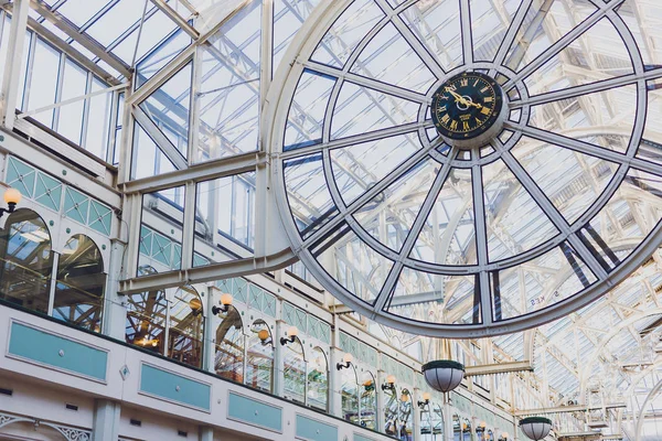 더블린에 있는 Stephen의 녹색 쇼핑 센터의 내부 시계 — 스톡 사진