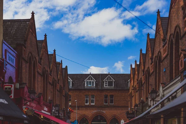 Historical buildings in the streets of Dublin city centre near t — Stock Photo, Image