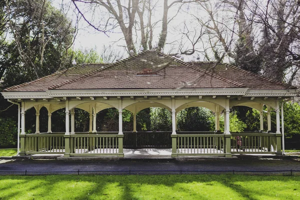 Detalhe do parque verde de Santo Estêvão no centro da cidade de Dublin featurin — Fotografia de Stock