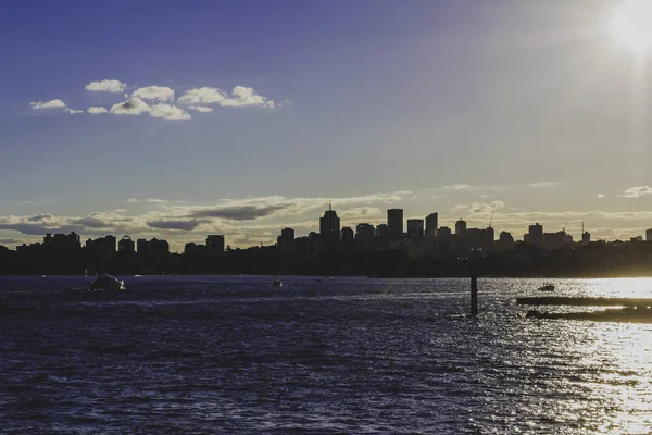 Sydneys Skyline und Bucht von der Fähre aus gesehen — Stockfoto
