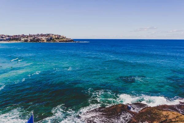 Vista de Bondi Beach uma das áreas mais famosas de Sydney em wi — Fotografia de Stock