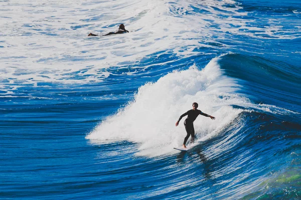 Surfers riding big waves in Bondi Beach in Sydney during the Aus — Stock Photo, Image