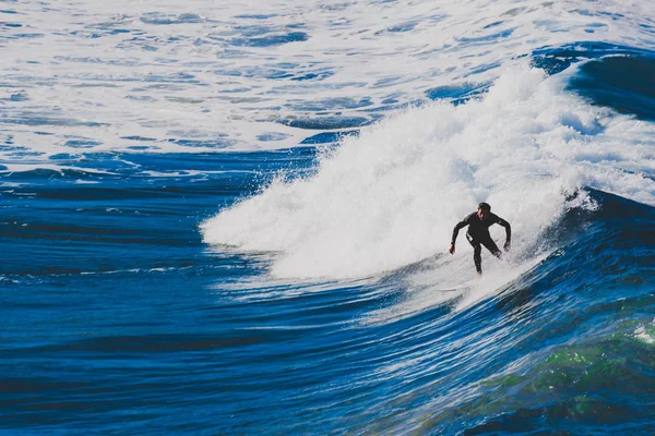 Surfistas montando olas grandes en Bondi Beach en Sydney durante el Aus — Foto de Stock