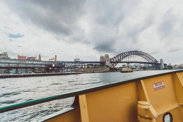 Sydney Harbour Bridge tourné lors d'un voyage en ferry sur un wi couvert — Photo