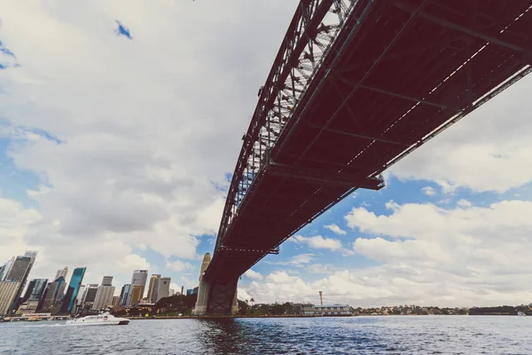 シドニー ハーバー ブリッジ撮影曇り wi でフェリーに乗る時に — ストック写真