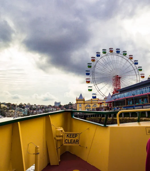 Sydneys Luna-Park und Skyline von der Fähre aus gesehen — Stockfoto