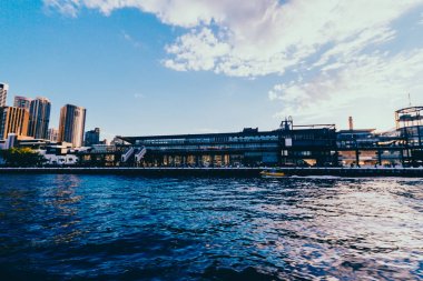 Circular Quay ve Sydney Harbour görünümünü güneş patlaması ile Dock cihazları
