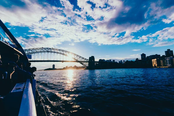 Sydney Harbour Bridge au coucher du soleil avec une fusée éclairante du fer — Photo