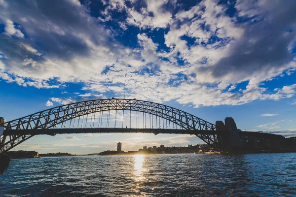 Sydney Harbour Bridge au coucher du soleil avec une fusée éclairante du fer — Photo