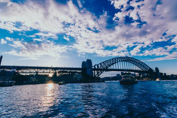悉尼海港大桥日落时用太阳耀斑射出 — 图库照片