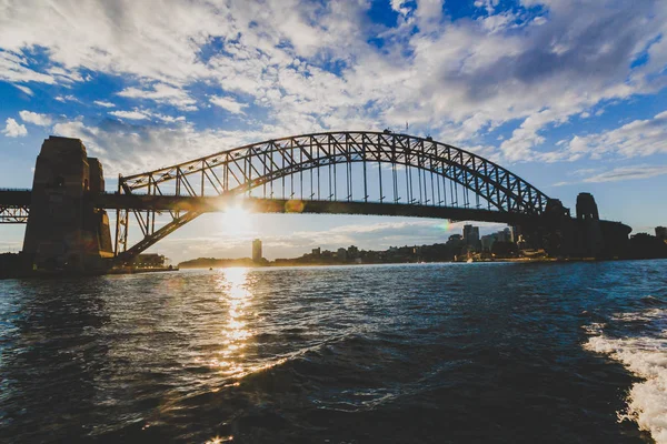 Sydney Harbour Bridge au coucher du soleil avec une fusée éclairante du fer — Photo
