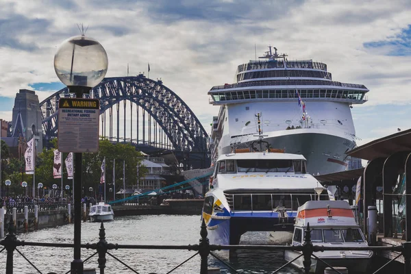 Sydney Harbour Bridge z Circular quay — Zdjęcie stockowe