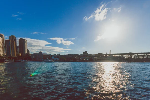 Widok z Circular Quay w Sydney Harbour, w pobliżu centrum Busines — Zdjęcie stockowe