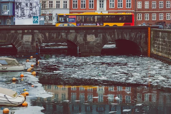アーキテクチャとコペンハーゲンの featuri の通りの建物 — ストック写真