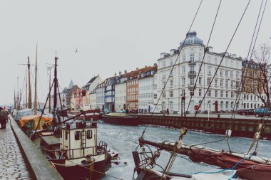 Kopenhag'ın ünlü Nyhavn limanı ile tipik renkli hou