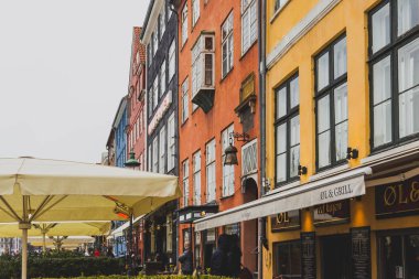 Kopenhag'ın ünlü Nyhavn limanı ile tipik renkli hou