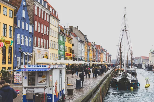 El famoso puerto Nyhavn de Copenhague con el típico colorido hou —  Fotos de Stock