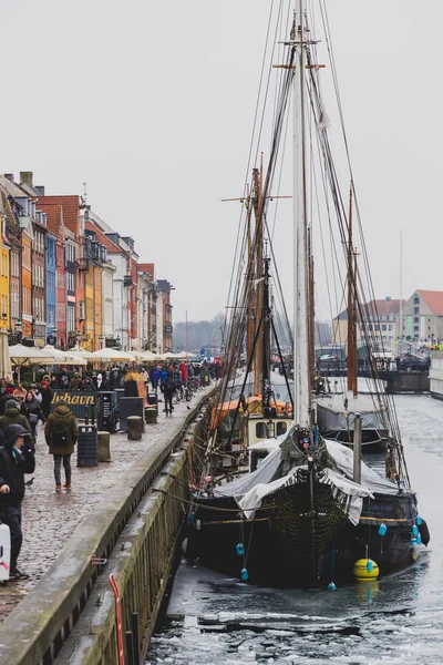 Знаменитая гавань Нихавн в Копенгагене с типичным красочным hou — стоковое фото