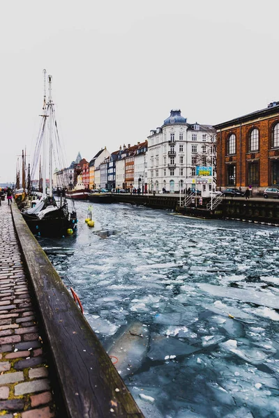 El famoso puerto Nyhavn de Copenhague con el típico colorido hou —  Fotos de Stock