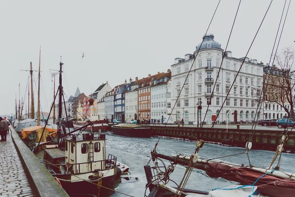 Διάσημο λιμάνι Nyhavn της Κοπεγχάγης με το τυπικό πολύχρωμο ΕΑΠ — Φωτογραφία Αρχείου