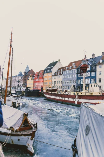 El famoso puerto Nyhavn de Copenhague con el típico colorido hou —  Fotos de Stock