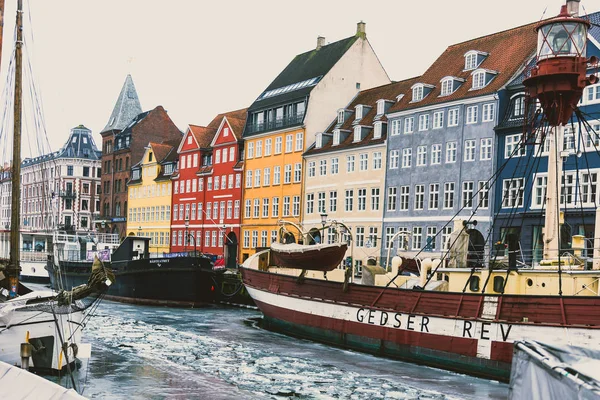 El famoso puerto Nyhavn de Copenhague con el típico colorido hou —  Fotos de Stock