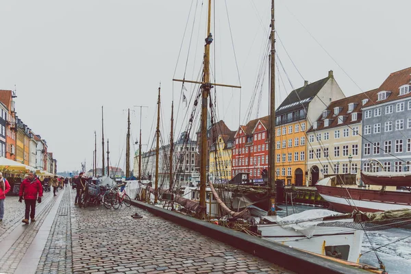 El famoso puerto Nyhavn de Copenhague con el típico colorido hou —  Fotos de Stock