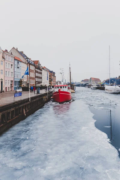 Знаменитая гавань Нихавн в Копенгагене с типичным красочным hou — стоковое фото