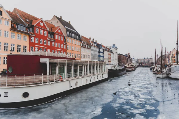 El famoso puerto Nyhavn de Copenhague con el típico colorido hou —  Fotos de Stock